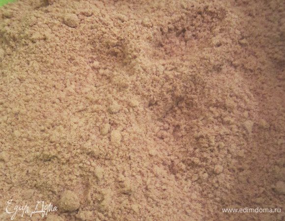 Вымесить тесто до крошки, мне удобнее вымешивать миксером со специальными насадками.