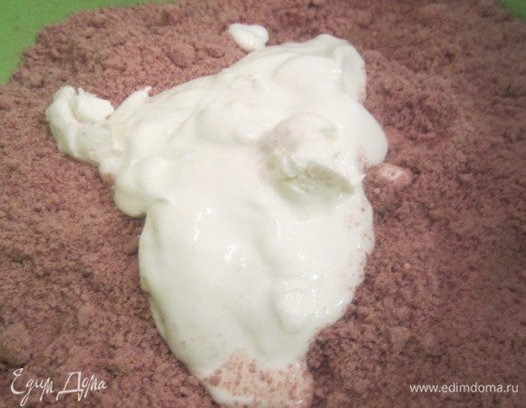 Добавить сметану, вымесить тесто до гладкости. Оно должно быть плотным, но не тугим. Песочное тесто руками сильно не вымешивать.