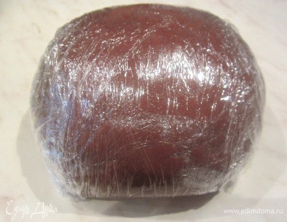 Завернуть тесто в пищевую пленку и отправить в холодильник на час.