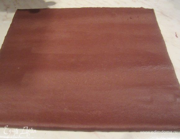 Посыпать мукой стол, на котором будете раскатывать тесто, Раскатать примерно 3-5 мм толщиной.