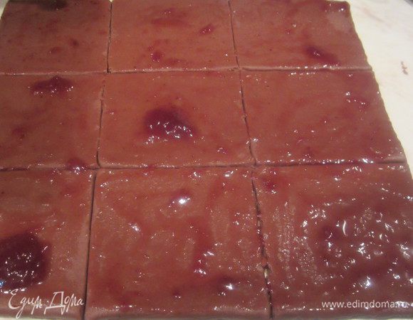 смазать тонко джемом,