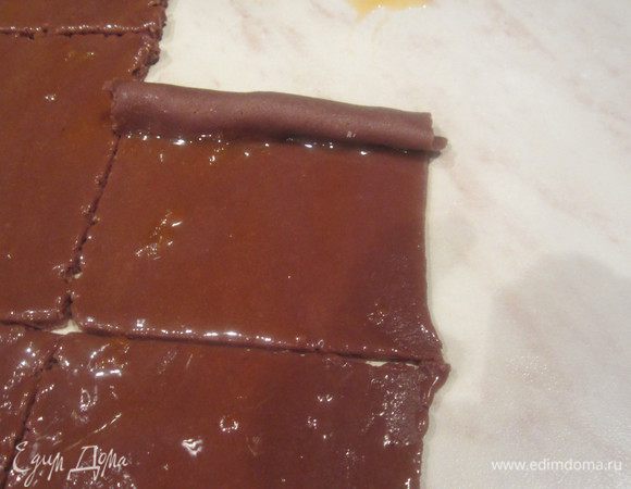 свернуть в трубочку.