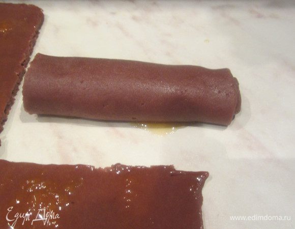 и выложить на противень. Трубочки лучше делать не большие, хотя уже на любителя. Выпекать при т. 200 градусов 25-35 мин. Достать из духовки и сверху посыпать сахарной пудрой. Если хотите более хрустящие, выпекать на 10 минут дольше.P.S.-можно и без джема так как вкуса его особо и не чувствуется, но может из-за него они внутри не сухие, делала по рецепту, хотя если готовить без какао и смазывать джемом может будет по-другому.