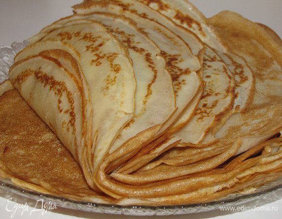 Приготовить тонкие блины.  Для этого в кефире растворить соду, подождать некоторое время. Затем смешать кефир и молоко. Яйца взбить с сахаром и солью, соединить с молочной смесью. Постепенно высыпать муку. Добавить растительное масло, все тщательно перемешать. Тесто получится однородное, не густое.  Жарить блины на сковороде без добавления масла с двух сторон. Блины должны получиться тонкими и эластичными. 