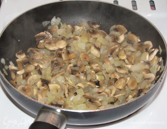 На растительном масле обжарить лук и грибы, посолить и поперчить.