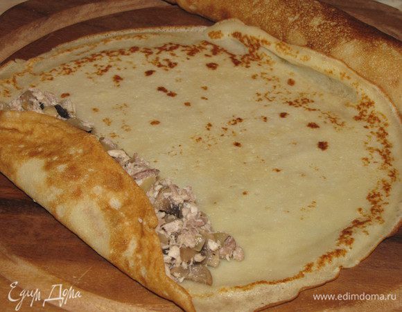 Приготовленную начинку выкладывать на блин и сворачивать блин рулетом.