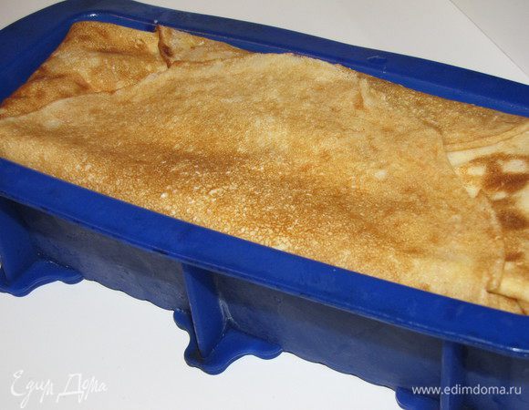 Накрыть пирог свисающими краями блинов. 