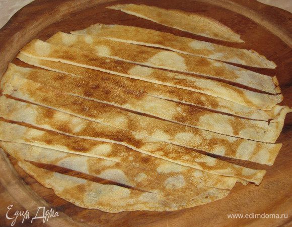 Два блинчика разрезать на полоски шириной примерно 1 см.