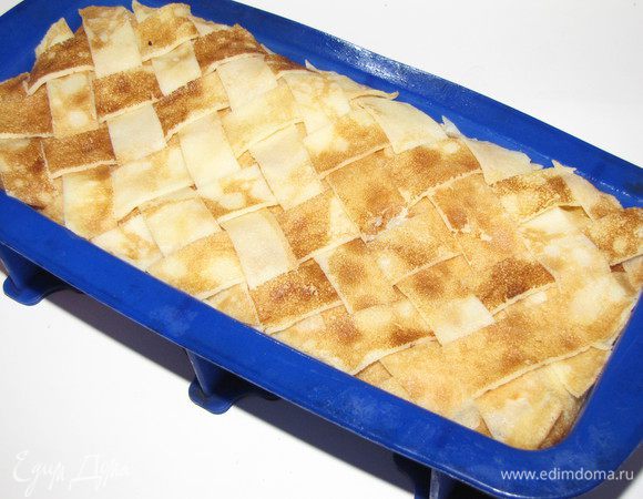 Из полосок сделать красивую плетенку.