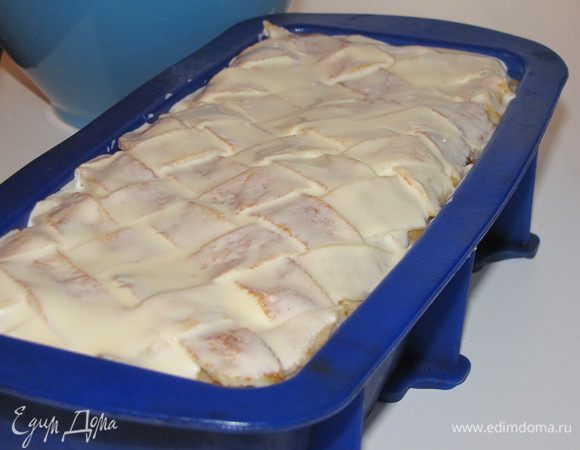 Смазать верх пирога заливкой и поставить пирог в разогретую до 180 град. духовку на 30 минут или меньше. Выпекать до зарумянивания.