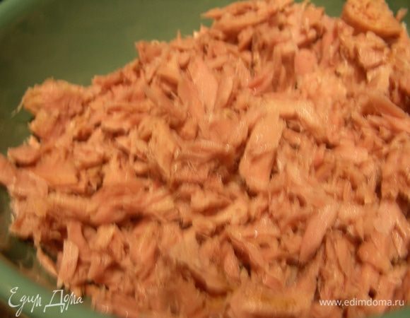С тунца сливаем жидкость и разбираем на небольшие кусочки.
