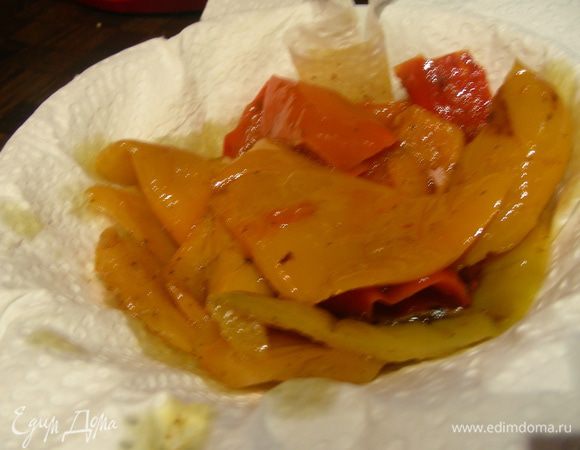 Маринованные перцы обсушиваем от масла бумажным полотенцем.
