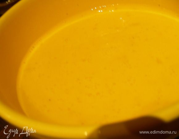  Яйца взбиваем с молоком. Солим, перчим по вкусу. 
