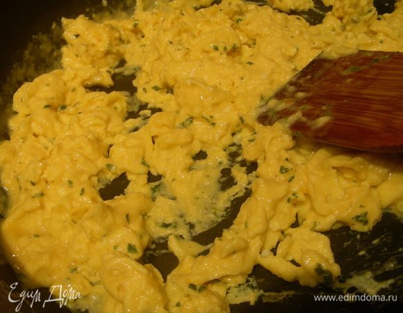 На сковороде разогреваем 1 ст. л. оливкового масла. Выливаем яичную смесь и готовим ее несколько минут, разбивая и помешивая деревянной лопаточкой. 
