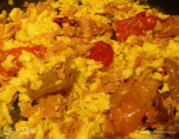  Добавляем тунец и перец, прогреваем все вместе несколько минут и снимаем с огня.
