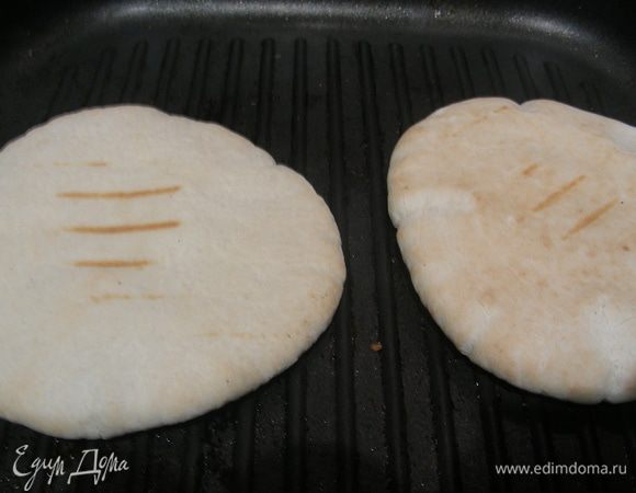 Лепешки пита разогреваем в духовке или на сковороде. Хорошо их немного взбрызнуть водой, тогда они получаются мягкие. 
