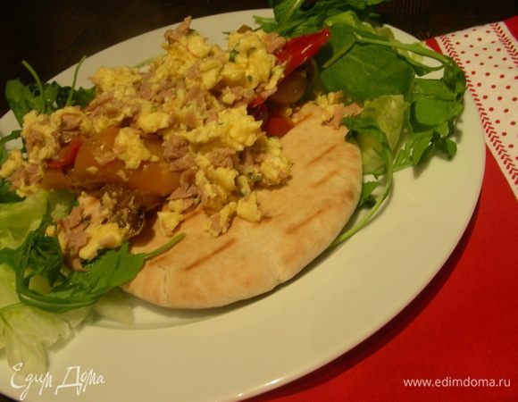 На тарелку выкладываем лепешку, на нее наш омлет и салатные листья или шпинат по краям. Приятного аппетита)))
