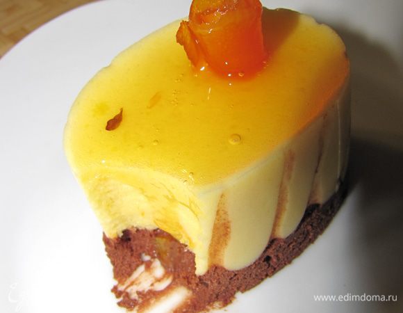 Нижний слой - ганаш на апельсиновом соке
сок 1 апельсина, доводим до кипения и снимаем с огня. 

Ломаем плитку шоколада и кладем его в сок. 

Когда шоколад растает..... ставим эту миску на ледяную баню и начинаем взбивать миксером. Внимательно!!!! на низкой скорости, потому как можно перевзбить, что у меня и было в мой самый первый раз... и тогда прийдется еще раз нагревать... а там получится или нет... –––– не знаю. Как только шоколад начнет чуть менять цвет (светлеть) и густеть  ––- ВСЕ, СТОП.
Выкладываем по формочкам наш ганаш. И ставим в холодильник