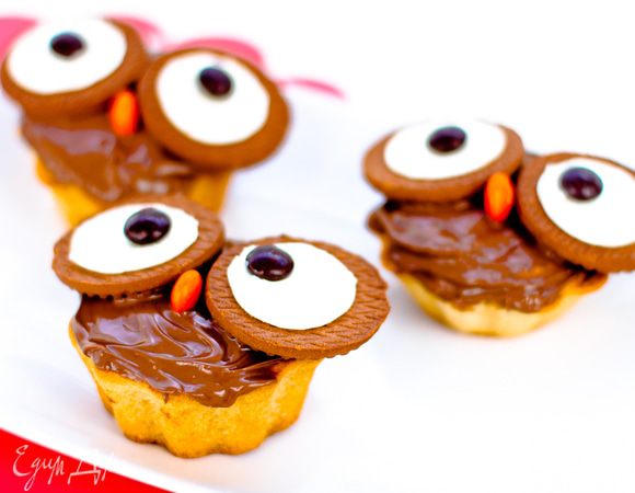 Все ингредиенты для теста поочередно смешать (миксер не нужен). Тесто разлить по формочкам для маффинов и поставить в разогретую до 180 градусов духовку на 25-30 минут. Вынуть маффины из формочек, дать остыть. Затем отрезать у маффинов верхушку, чтобы они получились плоскими (съесть отрезанные верхушки или отдать их мужу - они вам больше не понадобятся :)). Намазать на маффины шоколадную пасту. Разделить печенье на две половинки, половинки с начинкой выложить на маффины по две штуки. Из коричневых m&m'sиков сделать глаза, из оранжевых - носики. Не забудьте заинстаграмить перед чаепитием! :)