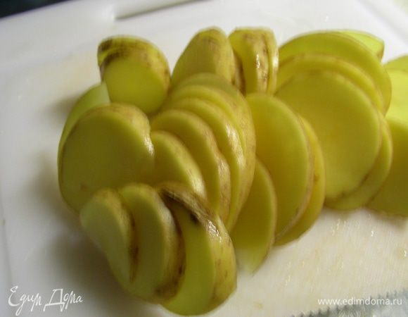 Картофель режем кружочками, довольно тонкими.
