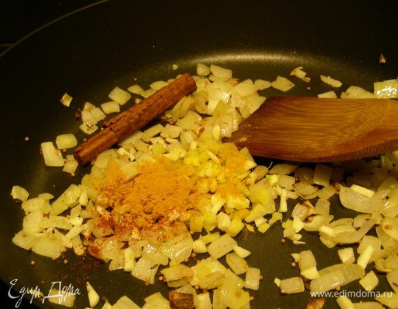 В сковороде разогреваем масло и обжариваем лук 2 минуты. Добавляем кардамон, горчицу, тмин и корицу. Готовим еще пару минут, специи должны начать потрескивать. Ну и аромат должен пойти соблазнительный. Добавляем чили, имбирь, чеснок и куркуму, все перемешиваем. 