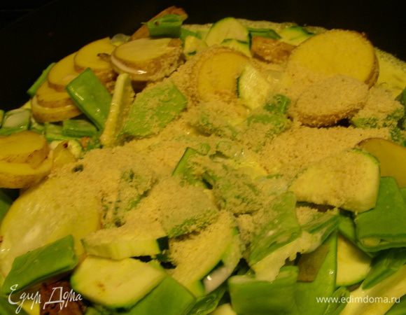 Через минуту добавляем овощи, даем им слегка пропитаться всеми ароматами, затем добавляем кокосовое молоко и миндаль. Затем добавляем бульон и тушим овощи на среднем огне до готовности минут 30-40.
