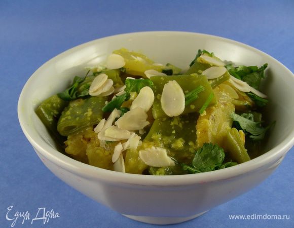 Подаем блюдо горячим, украсив кинзой и посыпав лепестками миндаля. Приятного аппетита))

