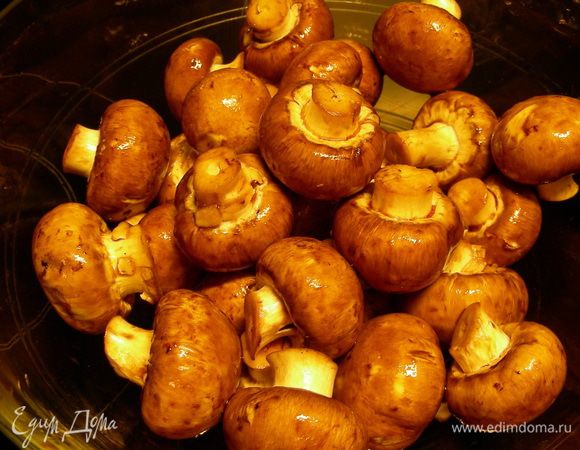 Если грибы небольшие, оставляем их как есть. Крупные разрезаем напополам. Добавляем к ним соевый соус и оставляем мариноваться минут 20-30.