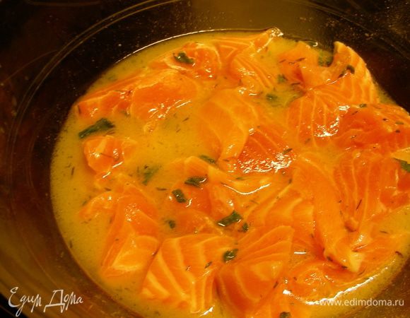 Лосось нарезаем средними кусочками, мельчить не надо. Маринуем его тоже минут 30, смешав вино, рубленый шалфей, белый перец, тимьян, оливковое масло и соль. 
