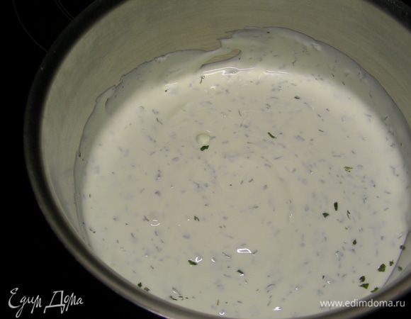 С соусом, как мне кажется, возможны 2 варианта. 1. Можно подать холодный соус, смешав сметану с рубленой зеленью и добавив чеснок по вкусу. 2 Я решила сделать теплый соус, у меня  муж так предпочитает. Для этого прогрела сметану-крем, у нас продается специальная для соусов - она не сворачивается при нагревании. В нее добавила по щепотке петрушки и укропа, чеснок не стала класть. Все по вкусу.
