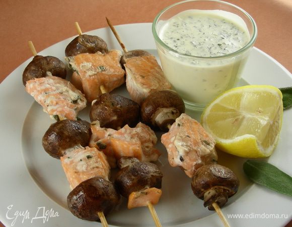 Подаем шашлычки с соусом и лимоном и гарниром по вкусу. У меня была овощная смесь из стручковой фасоли и перца. Приятного аппетита))
