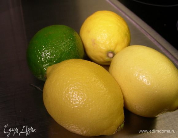 Из лимонов выжимаем сок. Трем цедру 1/2 лайма.