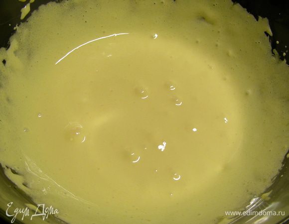 Отделяем белки от желтков. Желтки взбиваем с сахарной пудрой до побеления.
