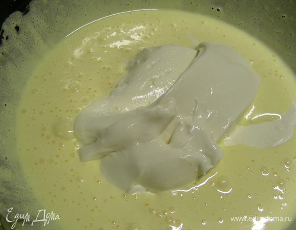 Добавляем маскарпоне, все перемешиваем лопаточкой.
