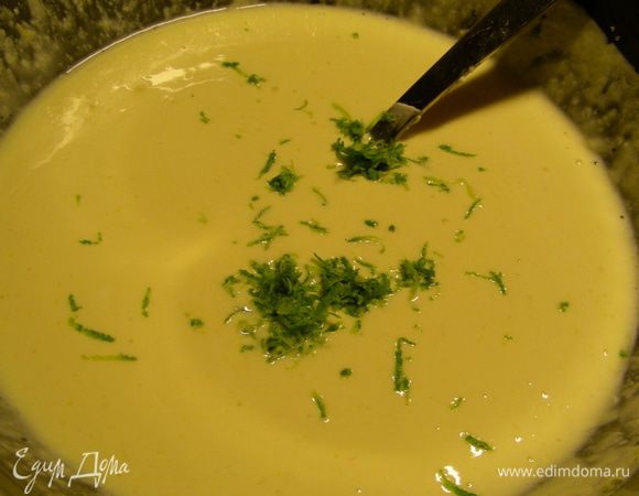 Добавляем лимонный сок и цедру лайма и опять перемешиваем. Получается довольно жидкий крем.

