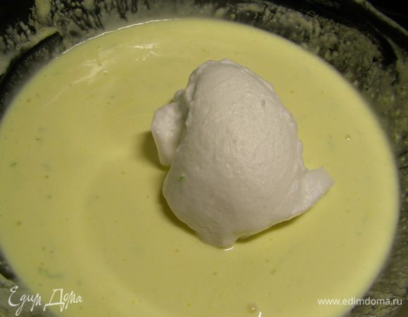 Белки взбиваем до крепких пиков и по частям аккуратно вводим в мусс. 

