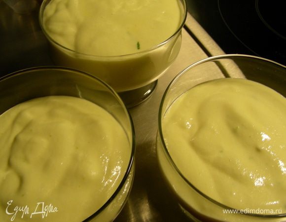 Раскладываем мусс по бокалам и отправляем в холодильник на 3-4 часа. 
