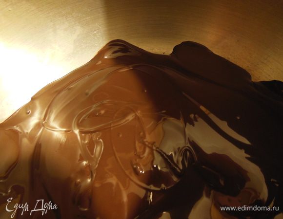 На водяной бане растопить шоколад. Остудить