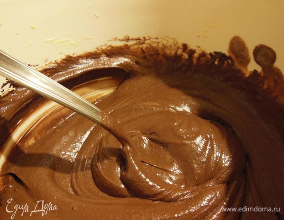 Добавить шоколад к нашему тесту и перемешать 