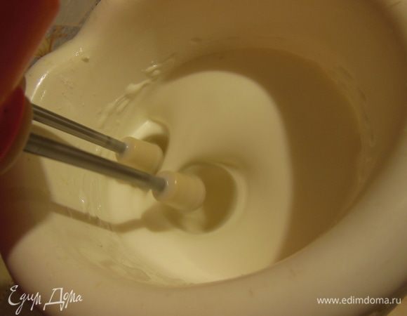 Холодные белки взбить с сахарной пудрой до крепкой пены