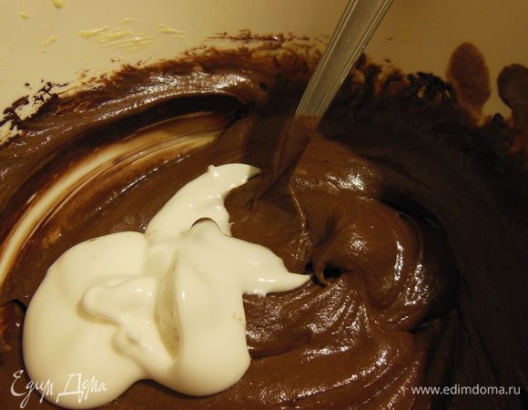 Аккуратно ввести в массу