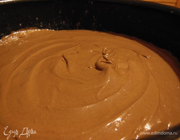 Смазать форму маслом, присыпать мукой, выложить тесто. Выпекать до сухой зубочистки...