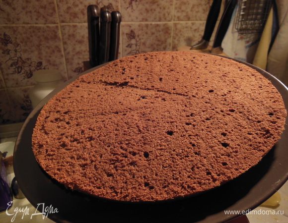 Остудить бисквит, разрезать горизонтально