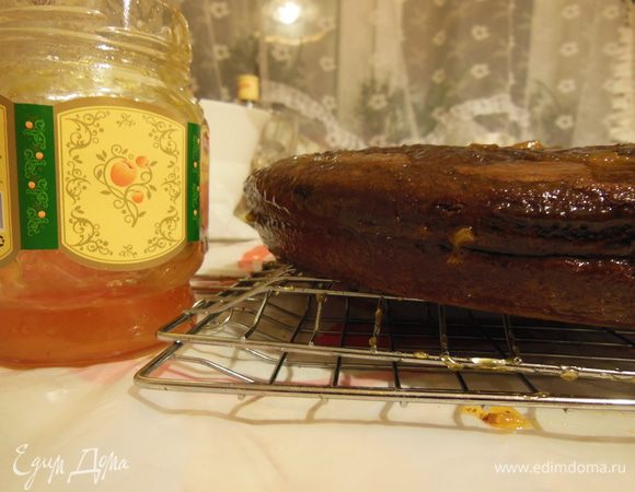 Сложить половинки, смазать джемом края и верх торта