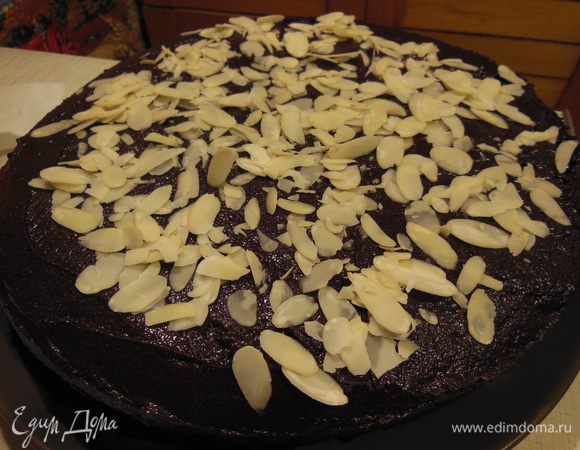 Шоколадная глазурь: растопить шоколад на водяной бане вместе с молоком и маслом. Покрыть торт. Можно украсить по желанию :) 