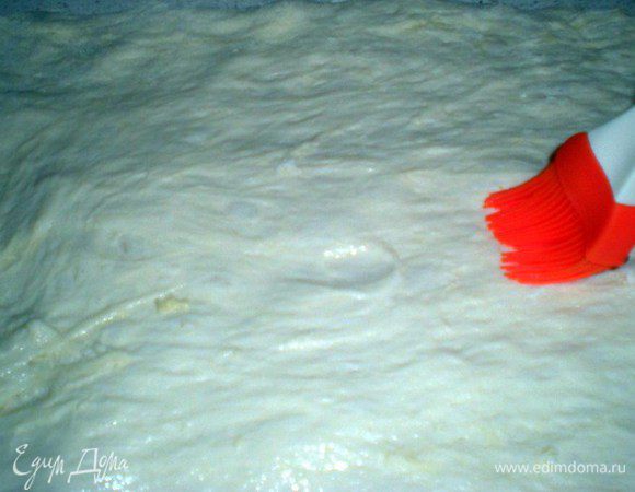 Смочить поверхность теста водой.