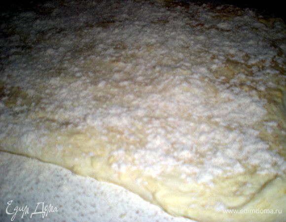 Присыпать кукурузной или цельнозерновой мукой.