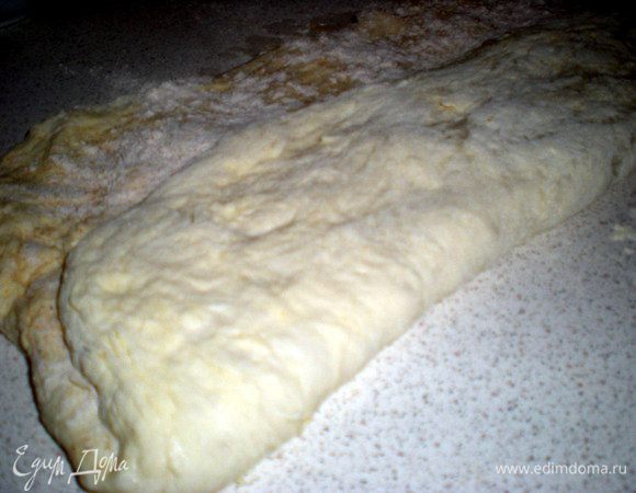 Свернуть тесто вдоль, не доходя трех сантиметров до противоположного края.