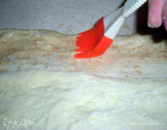 Оставшиеся три сантиметра смазать водой.