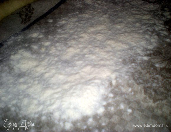 Льняное полотенце обильно посыпать белой мукой.